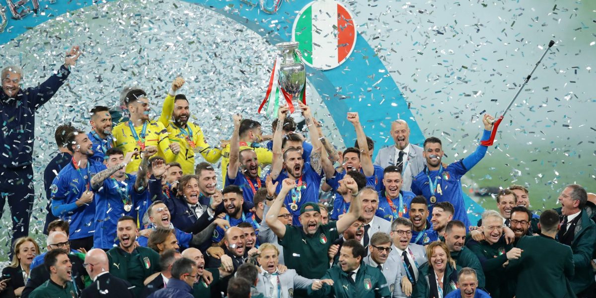 Regjerende europamestrene Italia i seiersglede med trofeet etter kampen i London 11. juli 2021. Foto: David Klein / Sportimage/bildbyrån