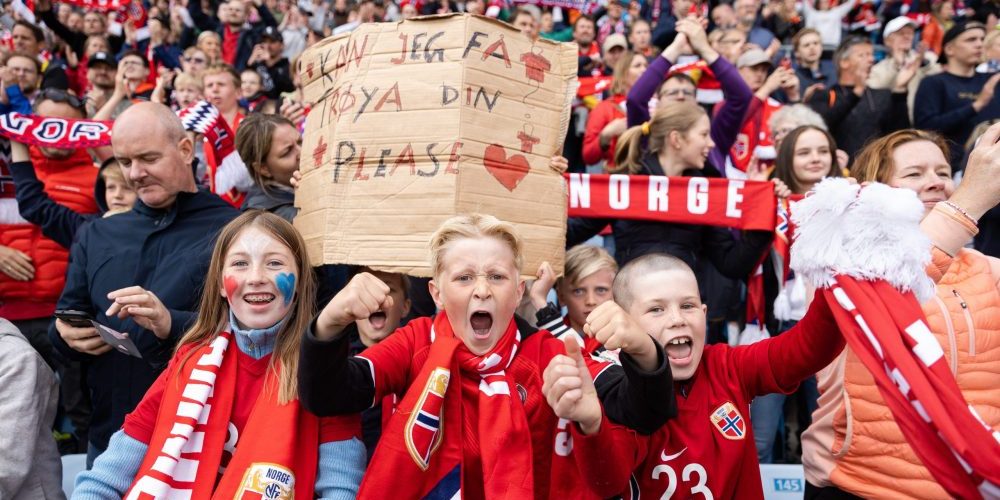 Norske fans etter fotballkampen i Nations League mellom Norge og Sverige 12. juni 2022 i Oslo. Bilde: Michael Erichsen / Bildbyrån
