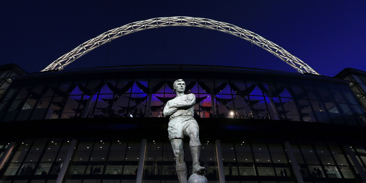 EM-finalen ble spilt på Wembley stadium, hvor legenden Bobby Moore er på statue. Tyskland vant finalen på Golden Goal mot Tsjekkia. Foto: wallpaperflare.com