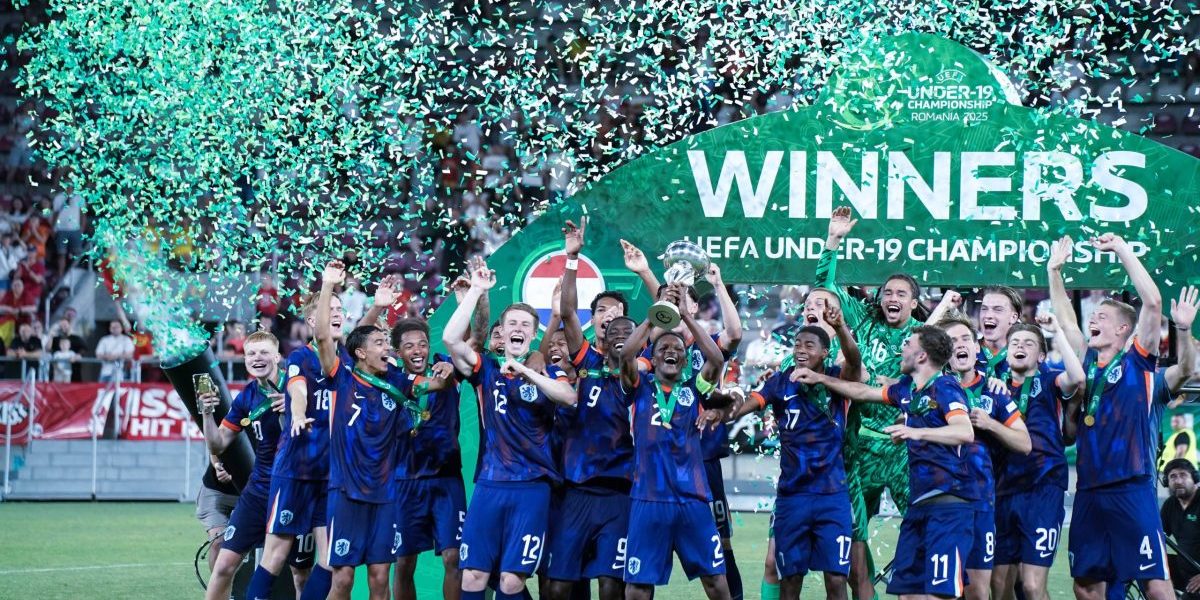 UEFA U19-EM 2025-finale: Spania mot Nederland Kaptein Givairo Read fra Nederlands U19-landslag løfter trofeet, mens Nederlands U19 feirer seieren i turneringen etter UEFA U19-EM 2025-finalen mellom Spania og Nederland 26. juni 2025 på Giulesti Stadion i Bucuresti, Romania. Bucuresti Giulesti Stadion Romania Foto: BILDBYRÅN