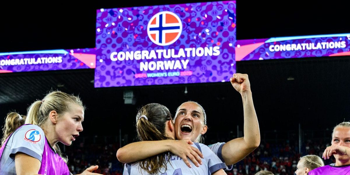 Guro Reiten og Vilde Bøe Risa fra Norge feirer etter UEFA Women's Euro 2025-gruppespillkampen mellom Sveits og Norge i dag i Basel. Foto: Vegard Grøtt / BILDBYRÅN