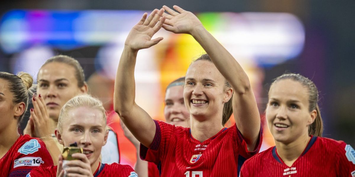 Thea Bjelde, Caroline Graham Hansen og Guro Reiten fra Norge feirer etter gruppespillet i UEFA Women's Euro 2025 mellom Norge og Finland 6. juli 2025 i Sion. Photo: Mathias Bergeld / BILDBYRÅN